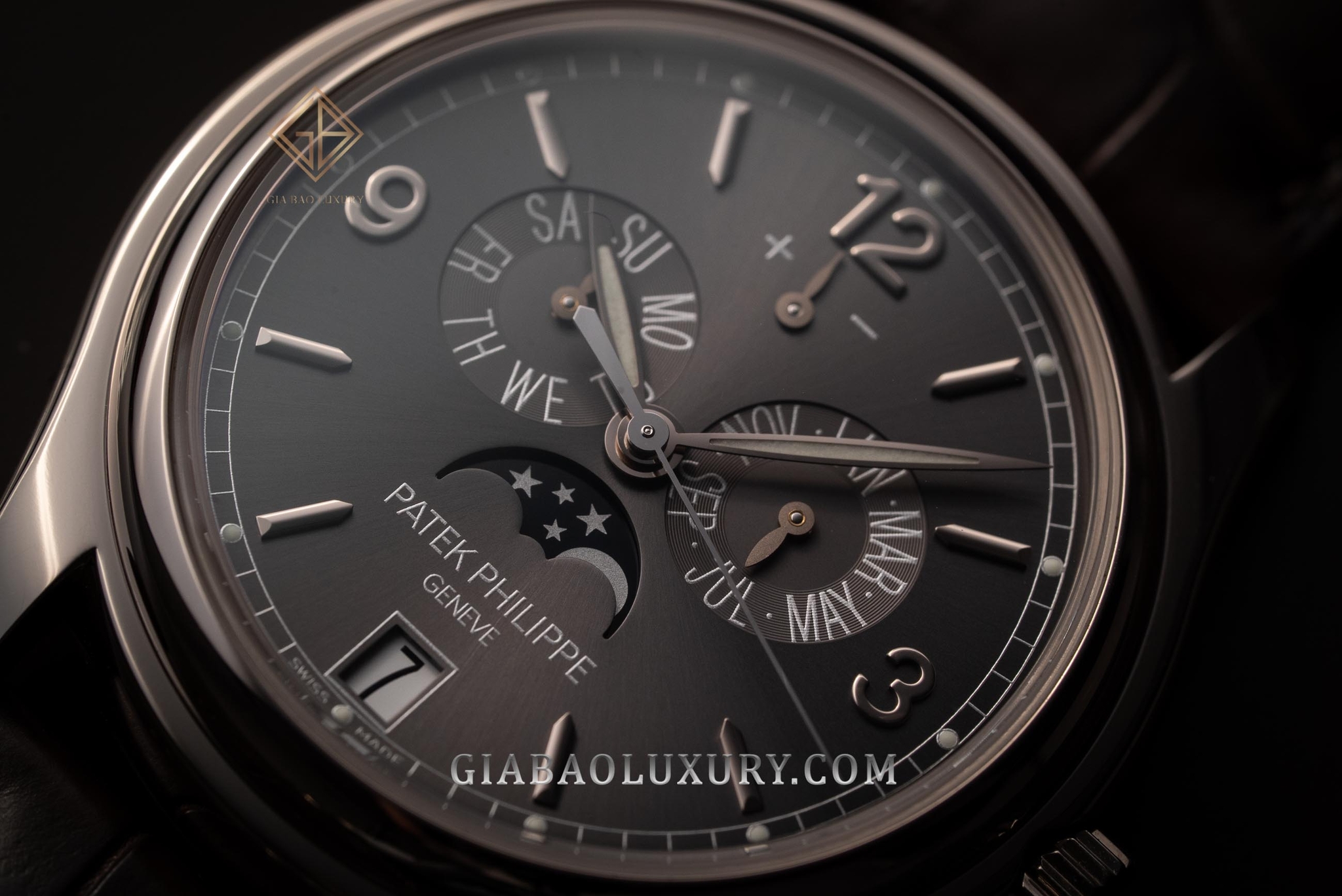 Patek Philippe 5146G: lịch thường niên dễ sử dụng: bố cục lịch thường niên cùng chỉ báo dự trữ năng lượng