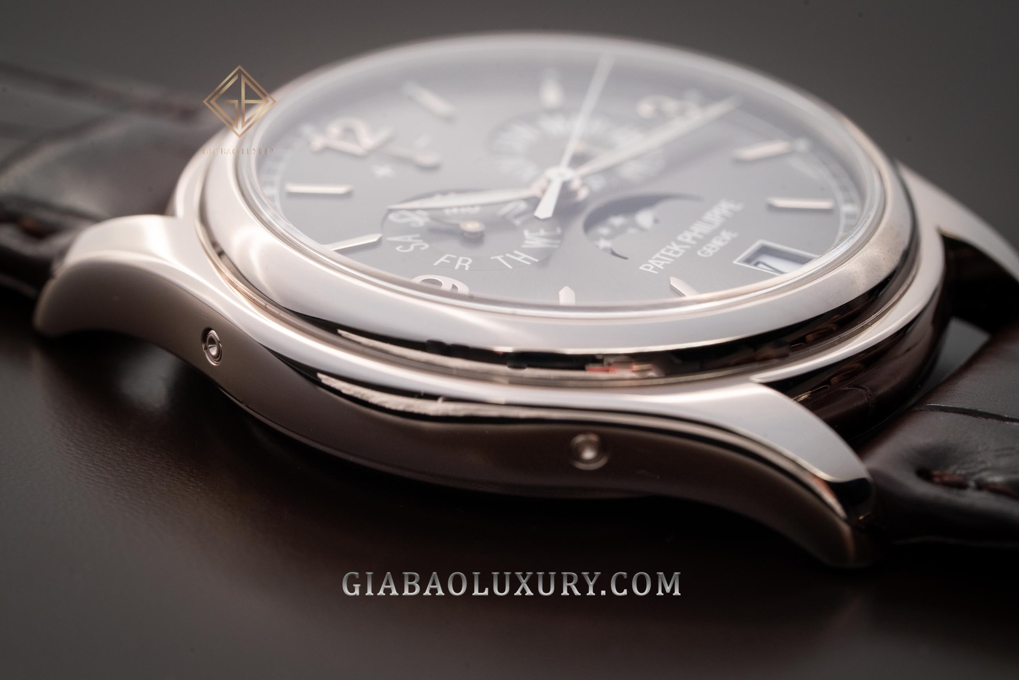 Patek Philippe 5146G: lịch thường niên dễ sử dụng: vỏ vàng trắng và núm chỉnh giờ của Ref. 5146G