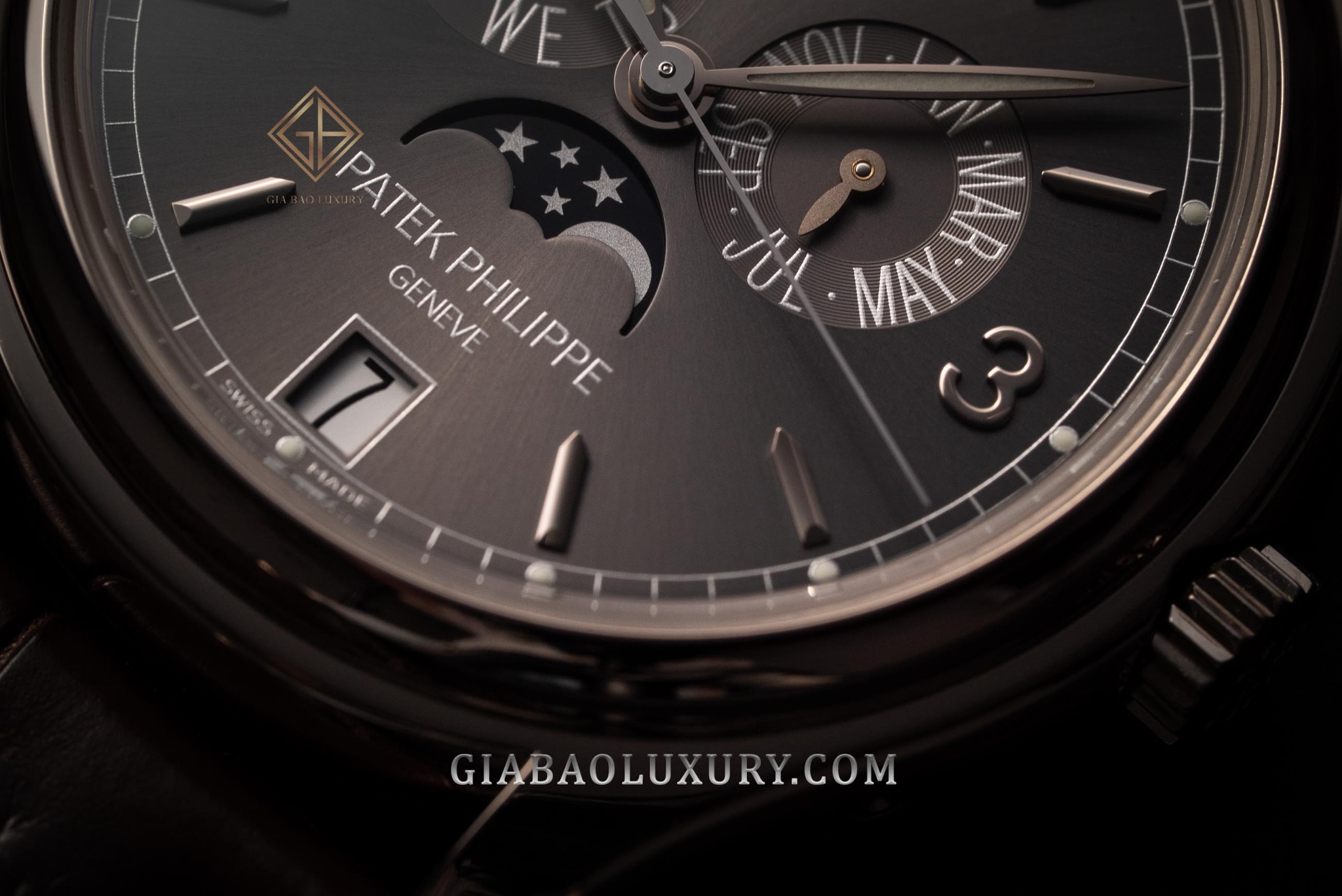 Patek Philippe 5146G: lịch thường niên dễ sử dụng: chi tiết lịch ngày, thứ, tháng và lịch trăng