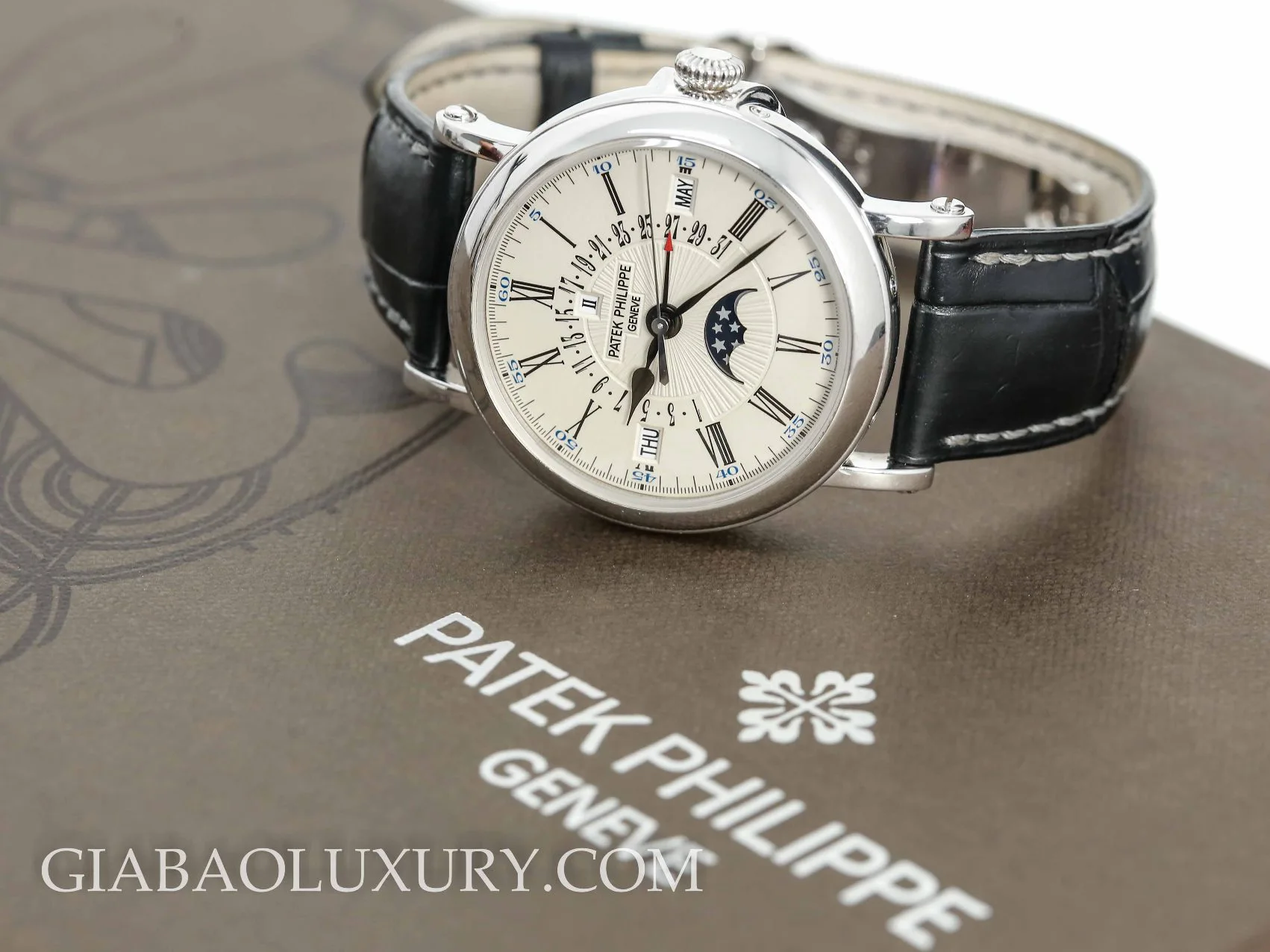 Patek Philippe 5159G-001: lịch vạn niên retrograde kiểu Officer — ảnh chi tiết 02
