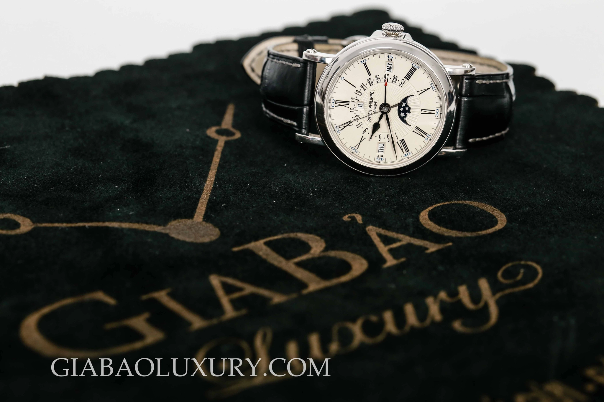 Patek Philippe 5159G-001: lịch vạn niên retrograde kiểu Officer — ảnh chi tiết 03