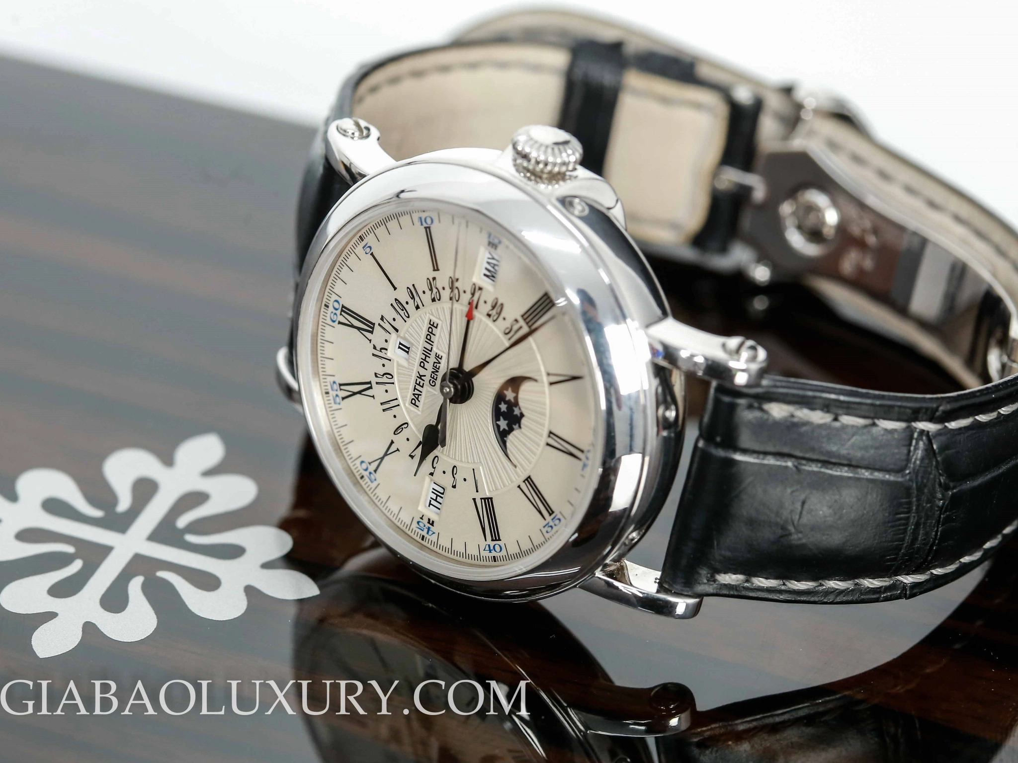Patek Philippe 5159G-001: lịch vạn niên retrograde kiểu Officer — ảnh chi tiết 05