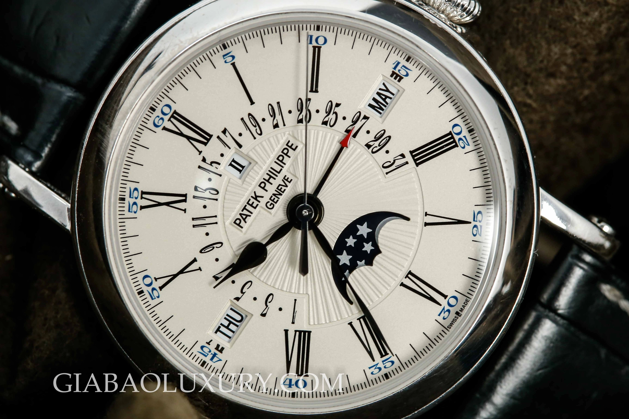 Patek Philippe 5159G-001: lịch vạn niên retrograde kiểu Officer — ảnh chi tiết 06
