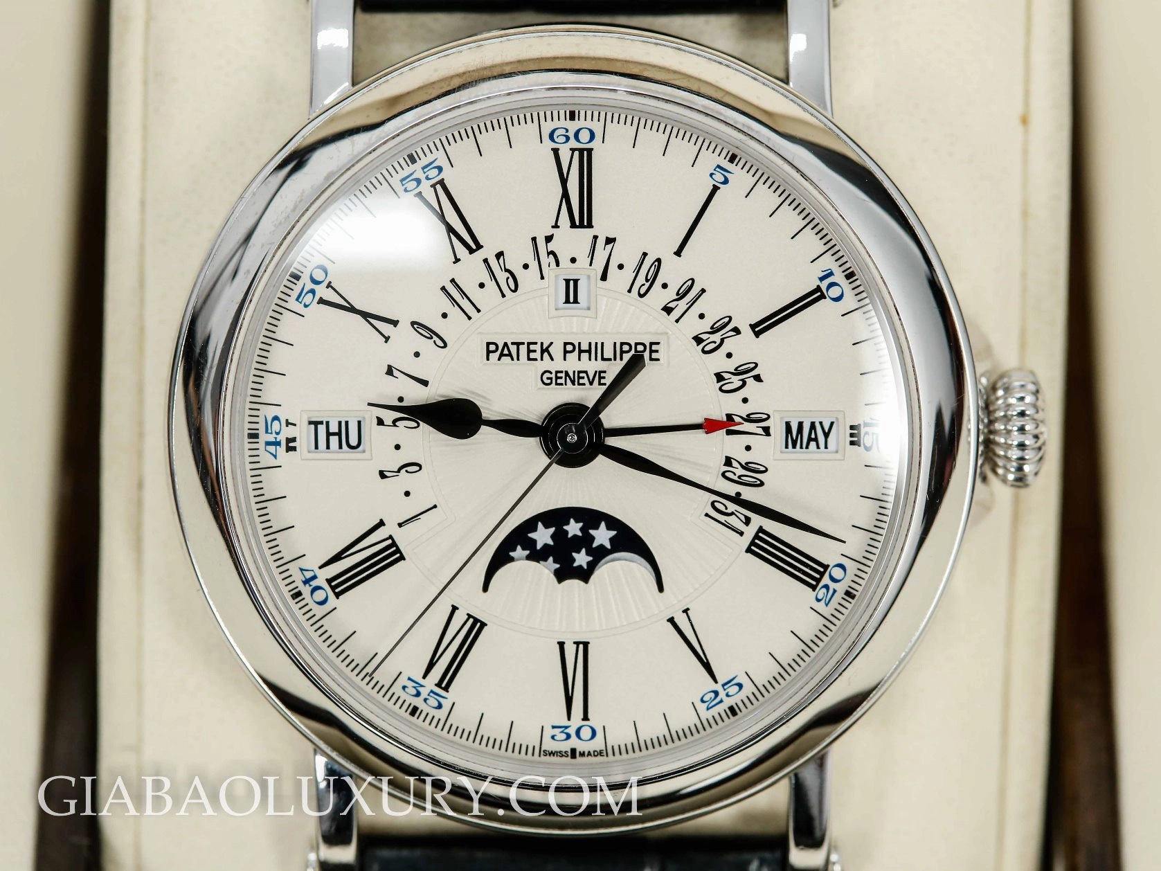 Patek Philippe 5159G-001: lịch vạn niên retrograde kiểu Officer — ảnh chi tiết 07