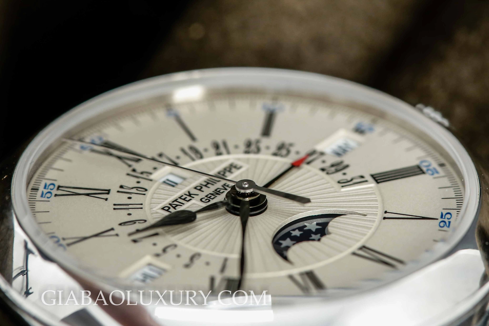 Patek Philippe 5159G-001: lịch vạn niên retrograde kiểu Officer — ảnh chi tiết 10
