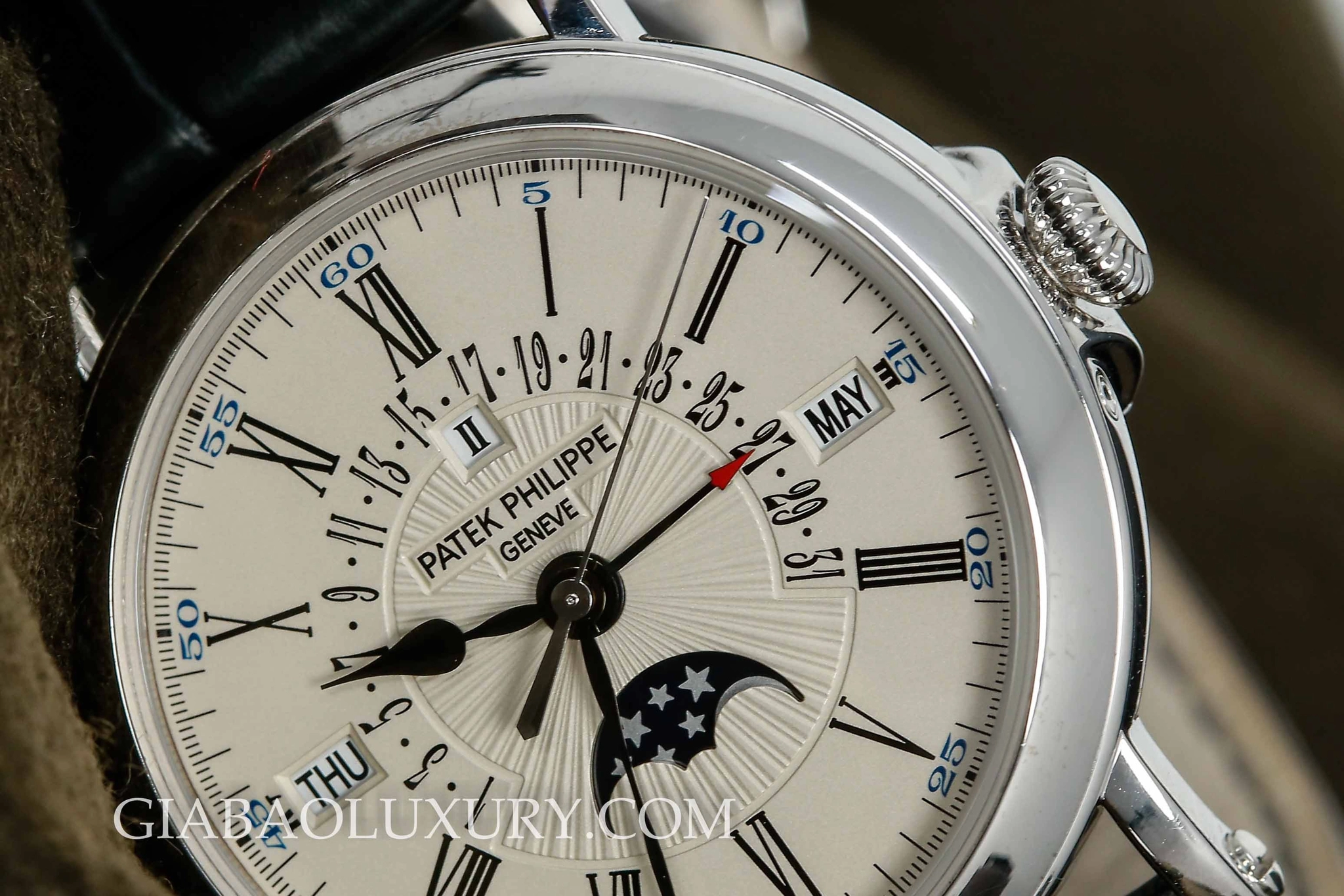 Patek Philippe 5159G-001: lịch vạn niên retrograde kiểu Officer — ảnh chi tiết 23