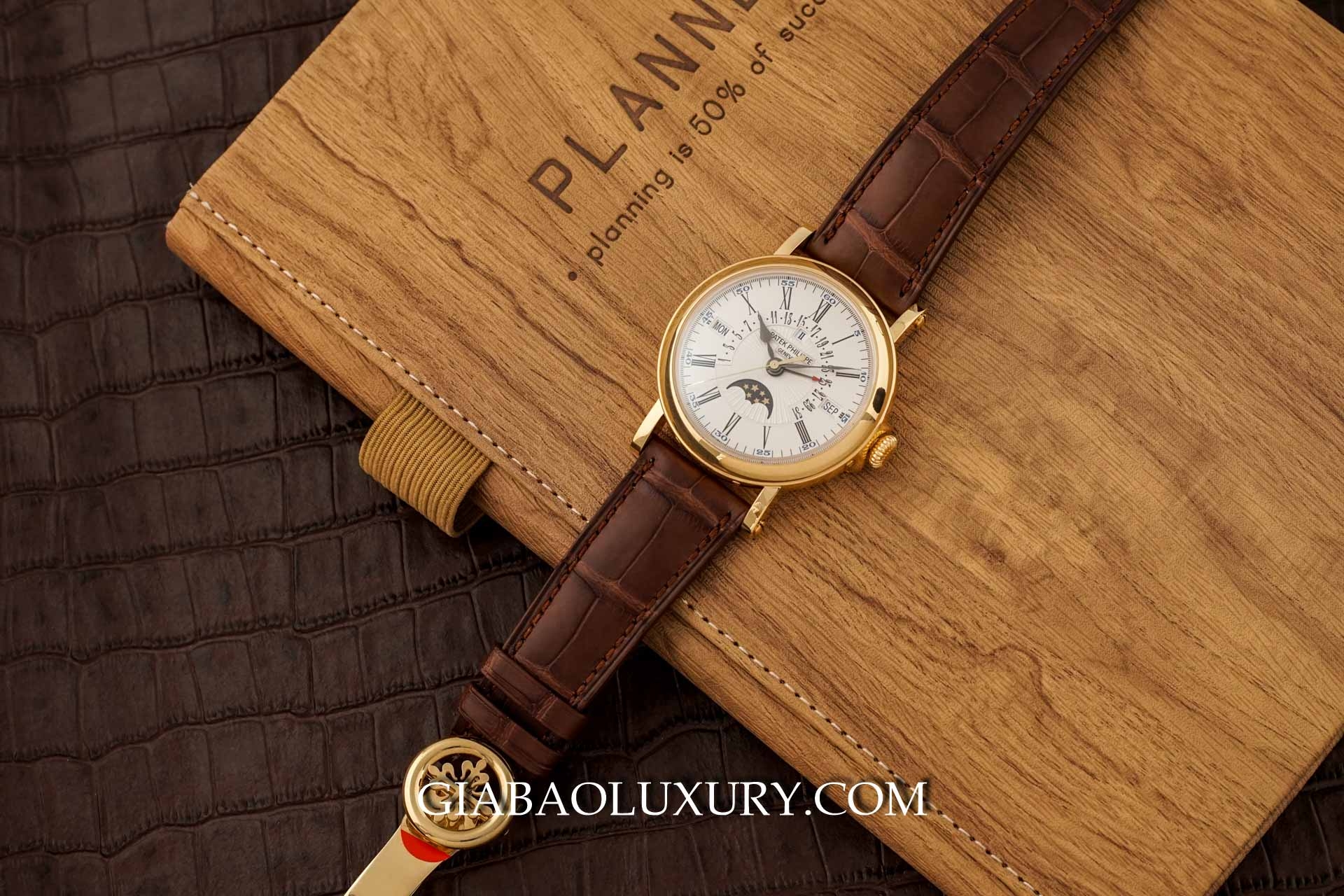 Patek Philippe 5159G-001: lịch vạn niên retrograde kiểu Officer — ảnh chi tiết 27