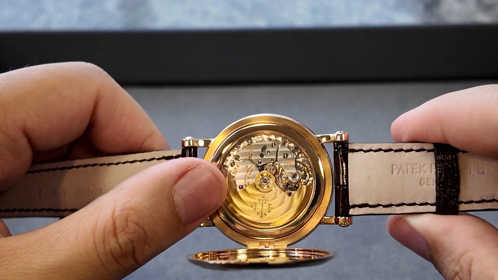 Bộ máy Caliber 324 S QR của Patek Philippe 5159R-001 nhìn qua đáy sapphire