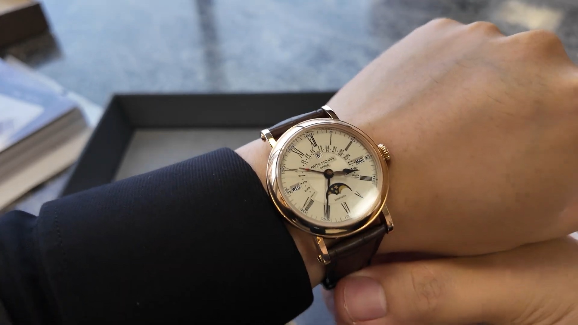 Patek Philippe 5159R-001 Tiffany and Co. đeo trên cổ tay
