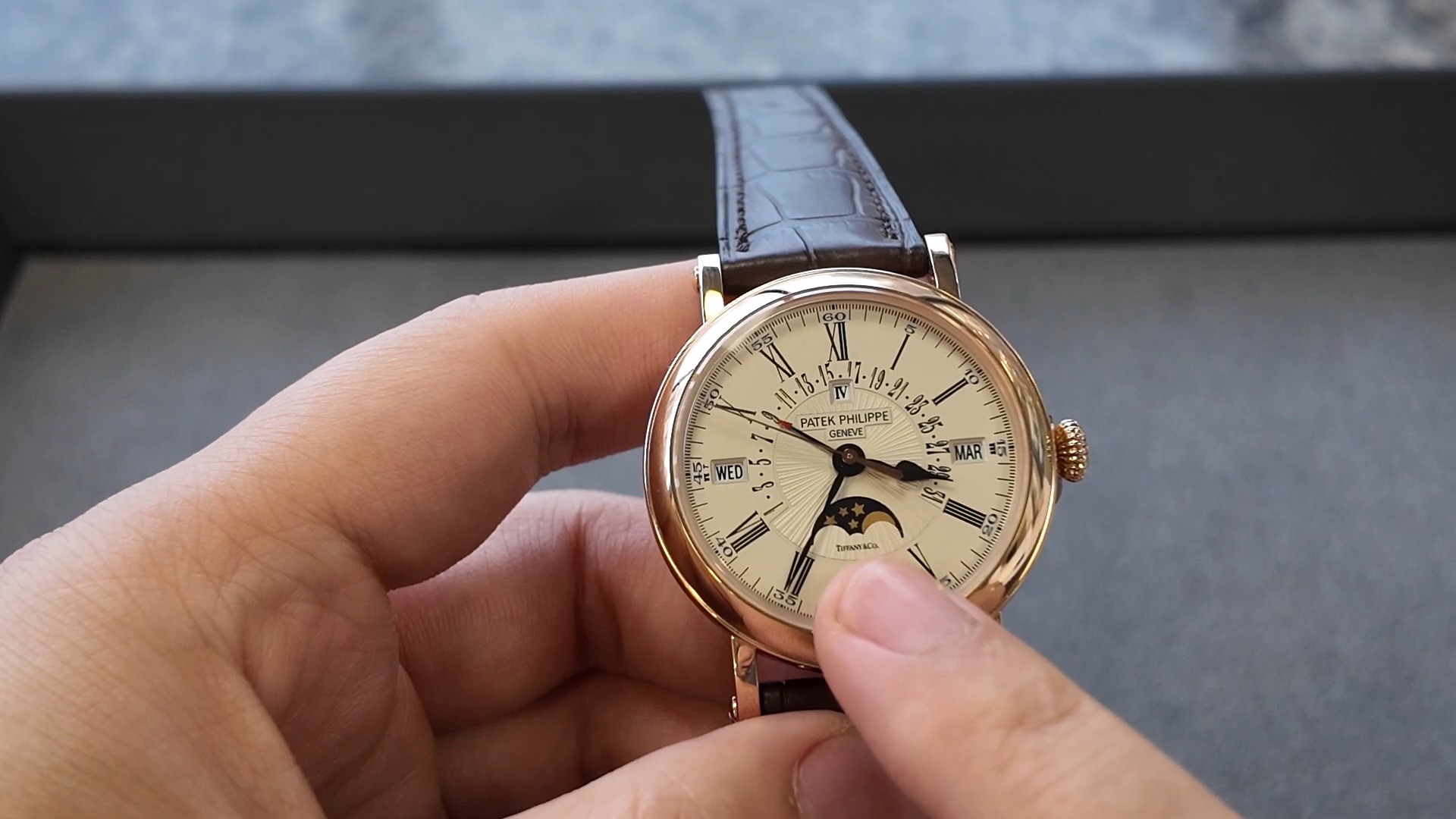 Mặt số Patek Philippe 5159R-001 với dòng chữ Tiffany and Co. dưới logo