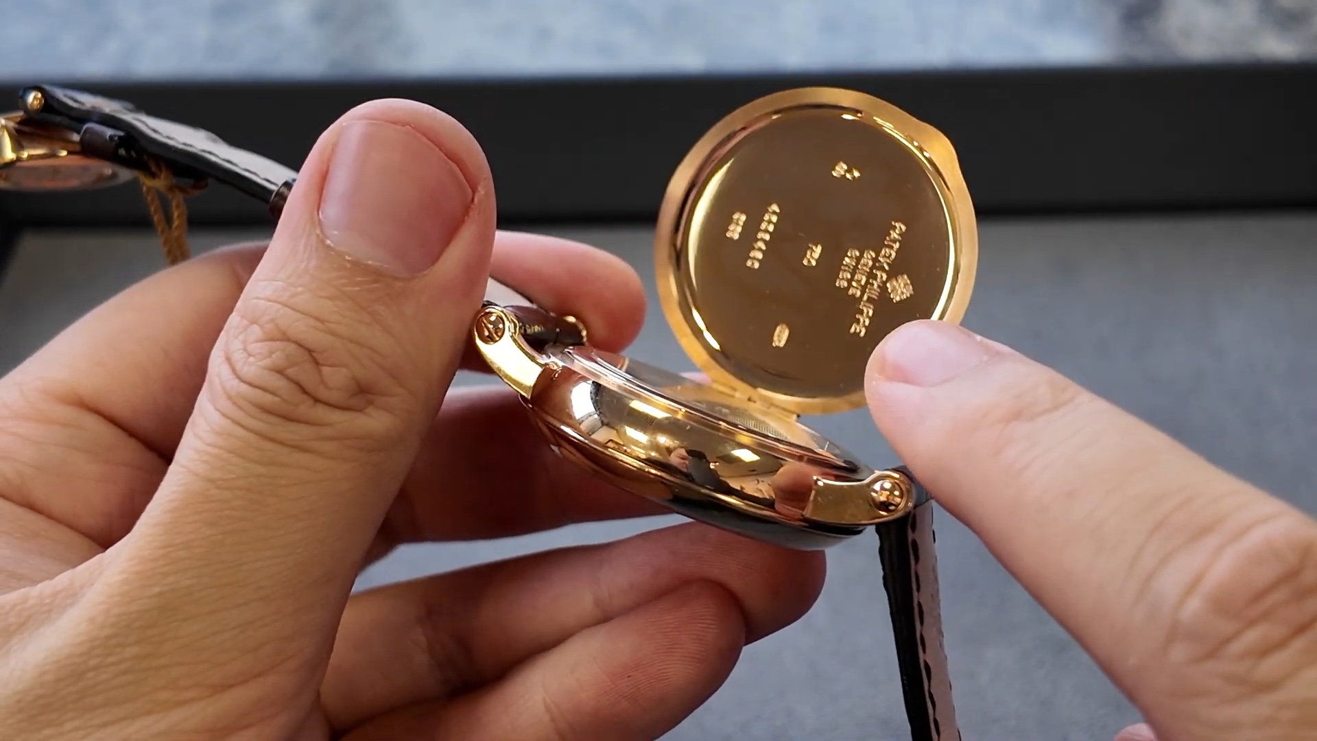 Nắp đáy phụ mở của Patek Philippe 5159R-001 khắc số vỏ và số máy