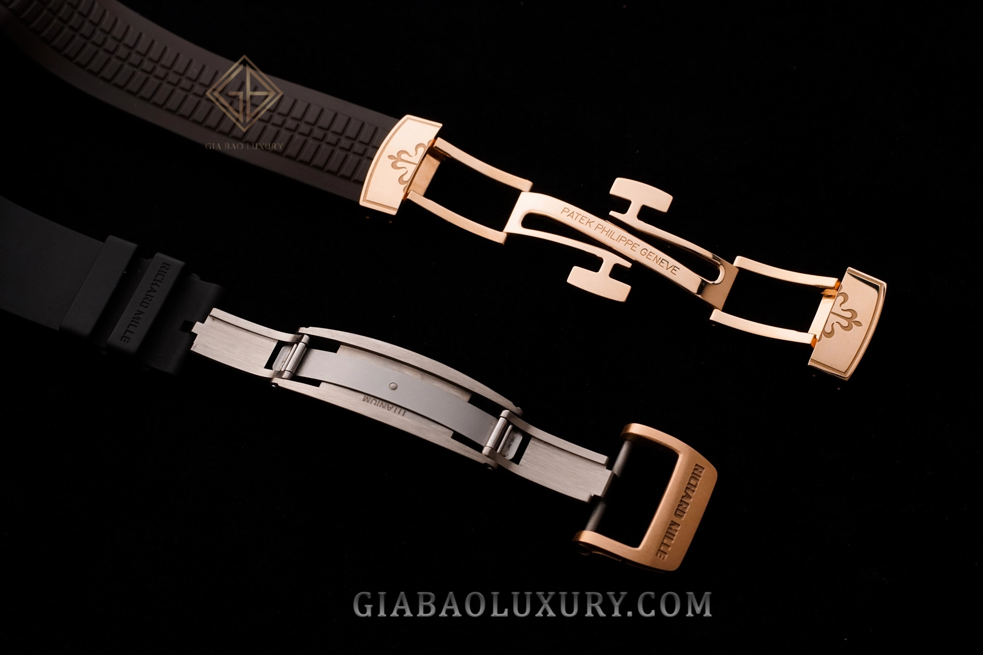 Patek Philippe Aquanaut 5167R và Richard Mille RM 67-01: hai bộ máy tự động qua đáy sapphire