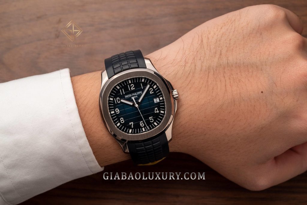Patek Philippe 5168G và Richard Mille RM 023: Patek Philippe Aquanaut 5168G khi lên cổ tay