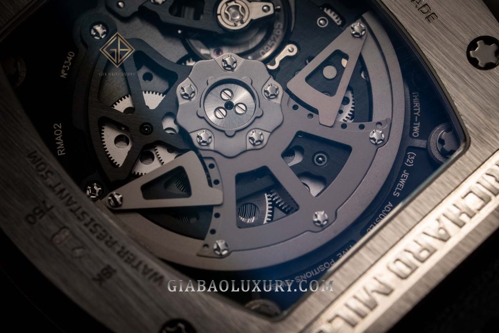 Patek Philippe 5168G và Richard Mille RM 023: calibre tự động của Richard Mille RM 023 qua đáy sapphire