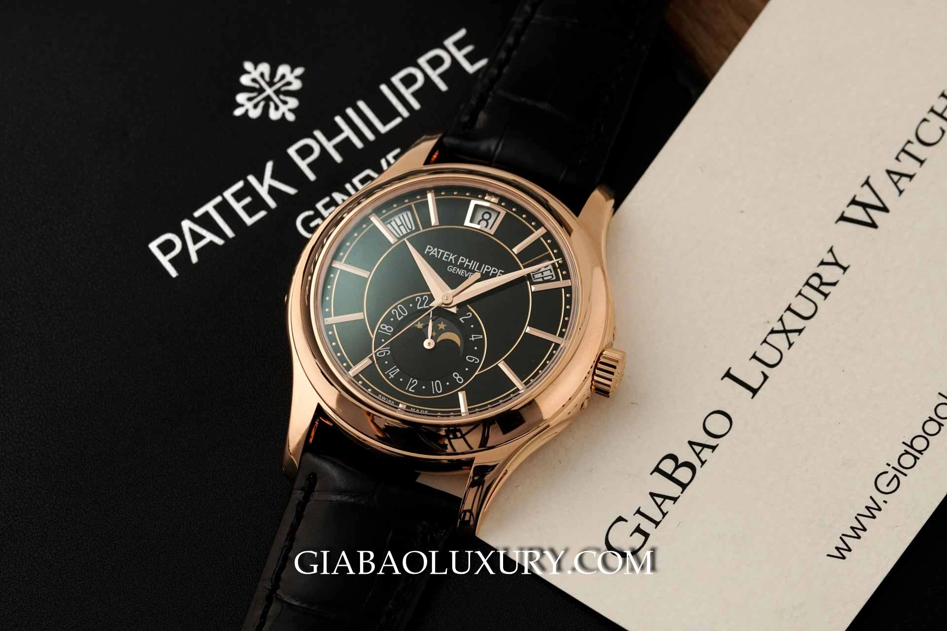 Patek Philippe 5205R: hai cách phối mặt số lịch thường niên: phiên bản 5205R mặt số đen