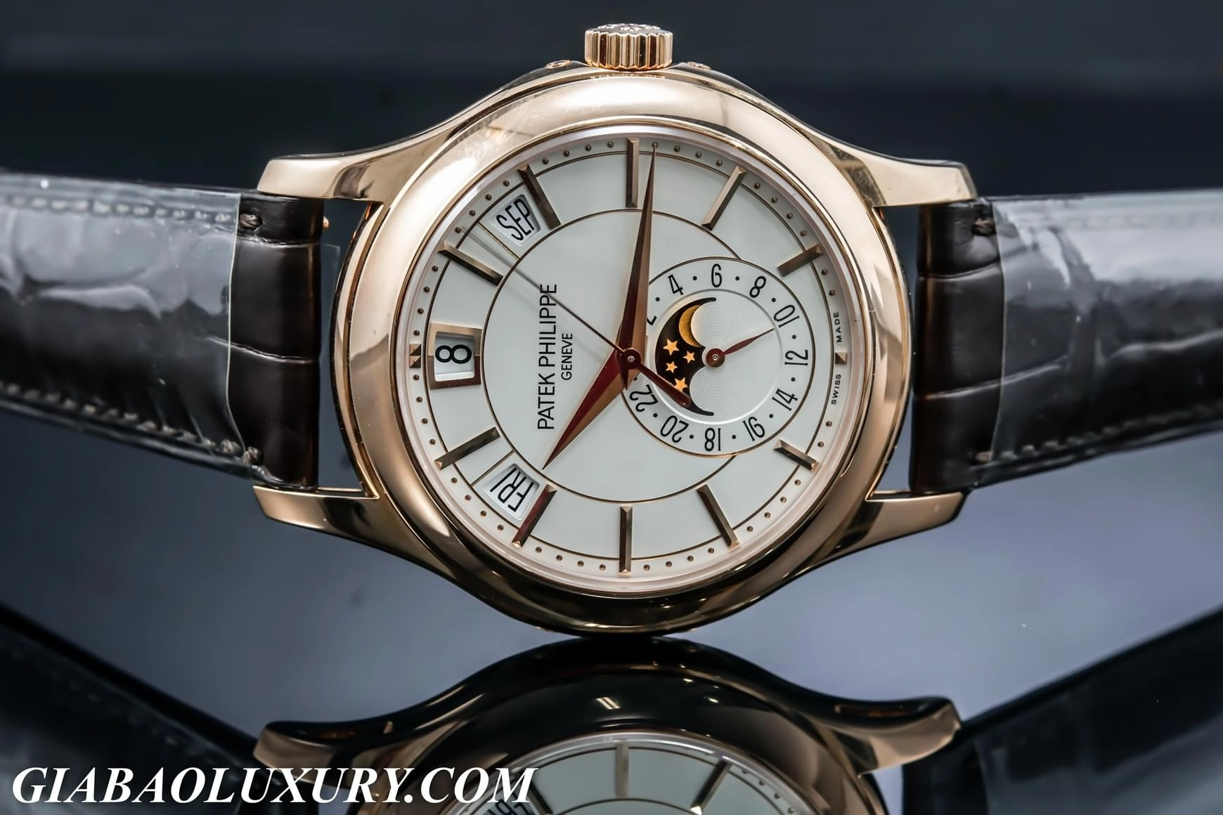 Patek Philippe 5205R: hai cách phối mặt số lịch thường niên: phiên bản 5205R mặt số trắng bạc
