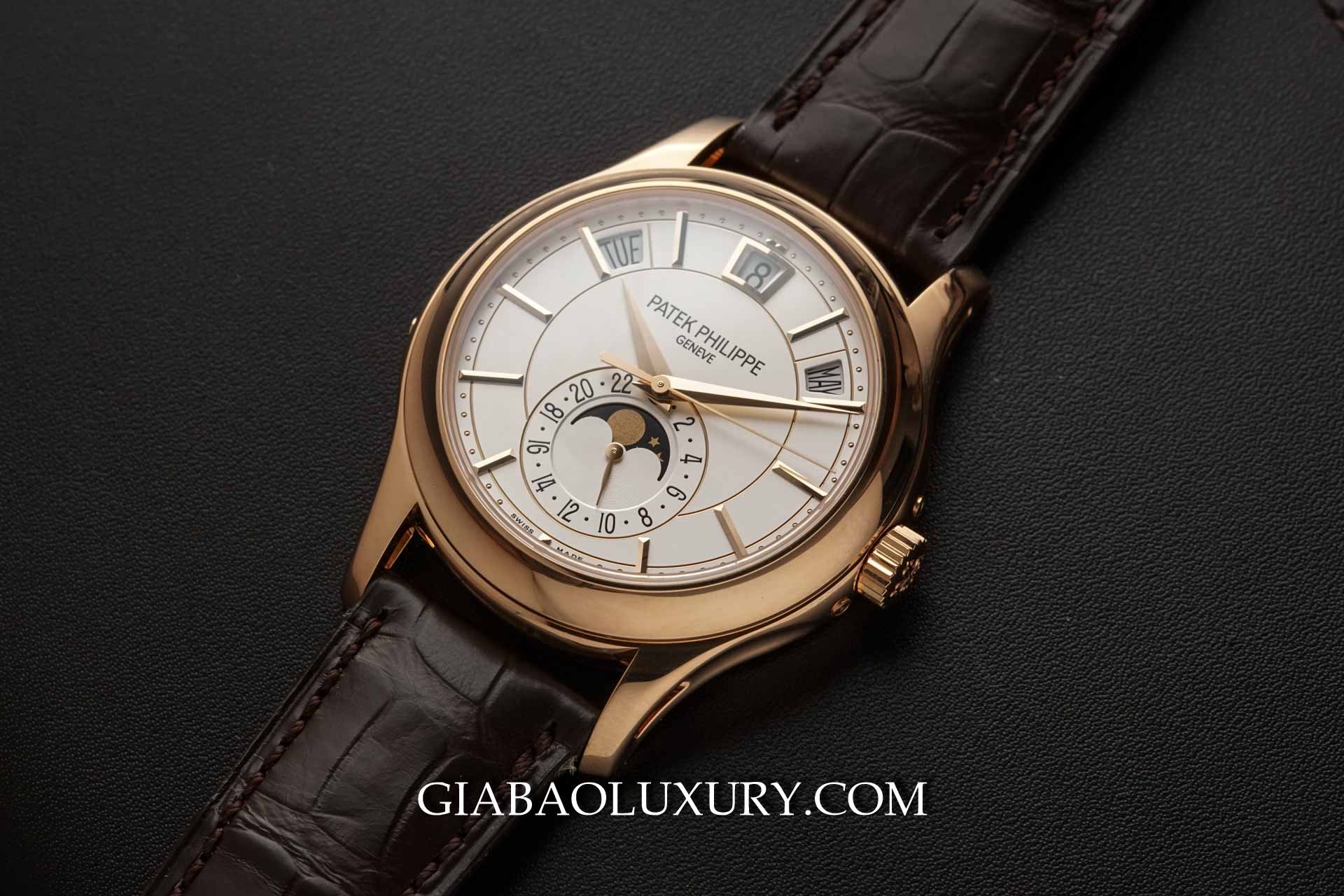 Patek Philippe 5205R: hai cách phối mặt số lịch thường niên: ba cửa sổ lịch theo cung tròn