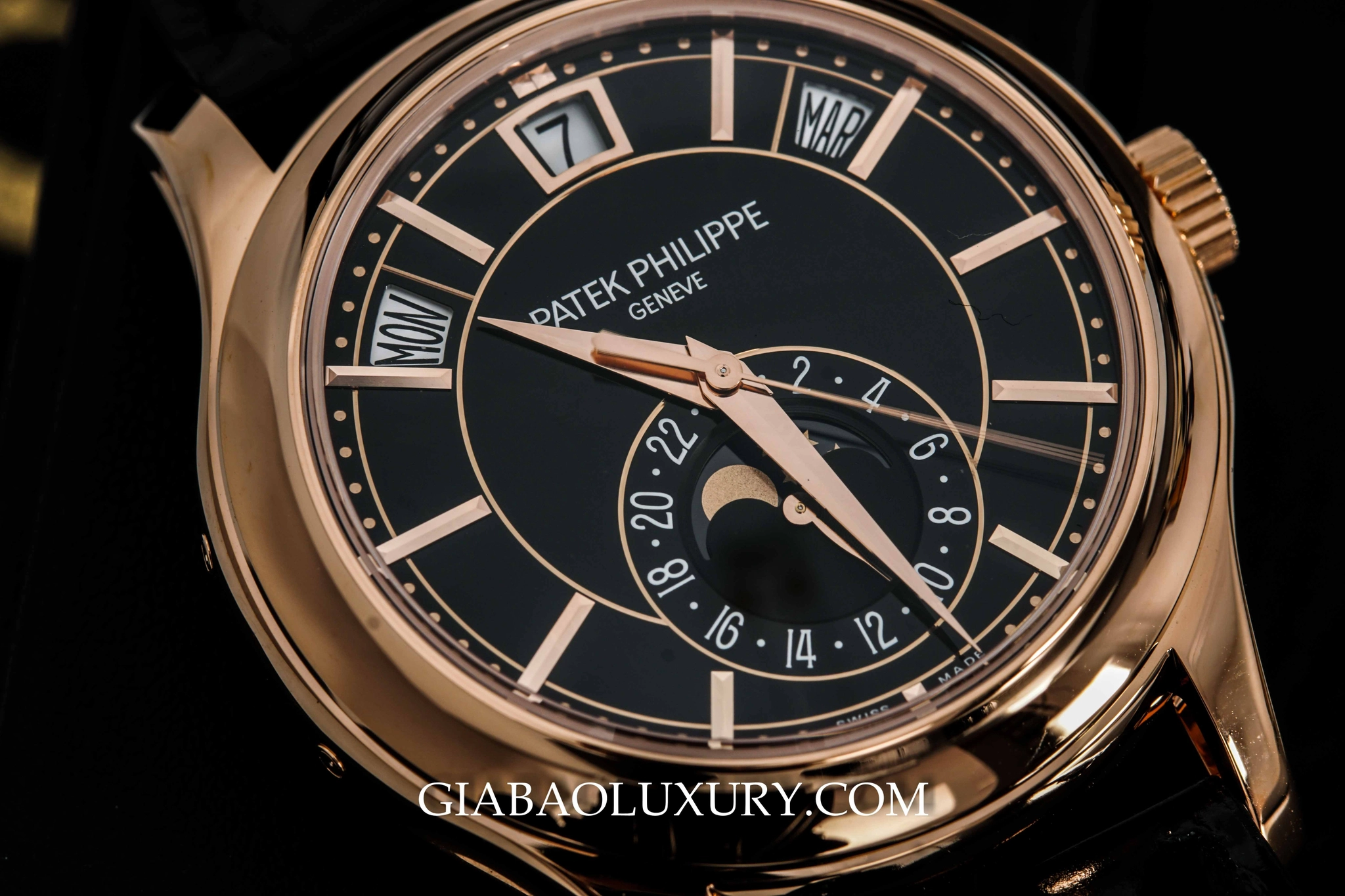 Patek Philippe 5205R: hai cách phối mặt số lịch thường niên: lịch tuần trăng và chỉ báo 24 giờ