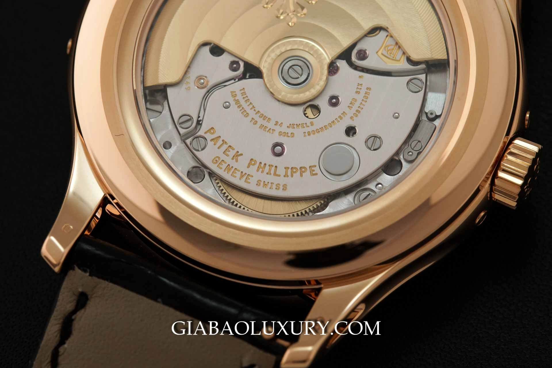 Patek Philippe 5205R: hai cách phối mặt số lịch thường niên: mặt đáy sapphire và calibre 324 S QA LU 24H