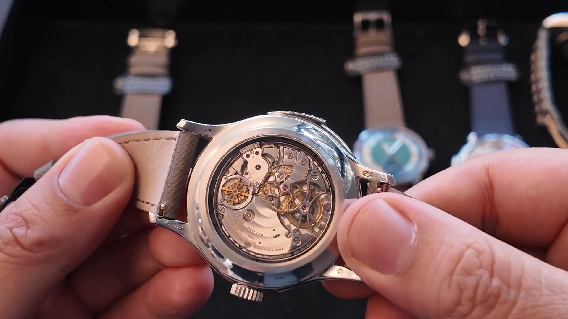Bộ máy Patek Philippe Ref. 5207P qua đáy sapphire trong video Gia Bảo