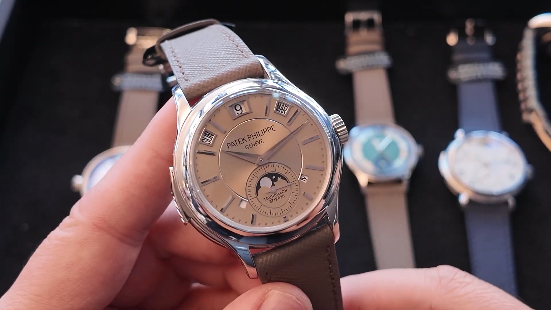 Vỏ platinum Patek Philippe Ref. 5207P trong video Gia Bảo