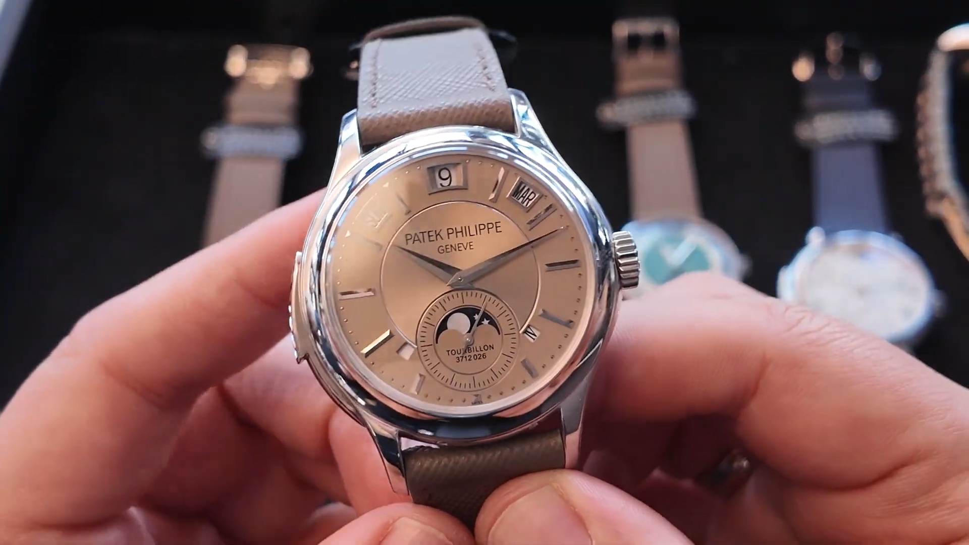 Mặt số champagne Patek Philippe Ref. 5207P trong video Gia Bảo