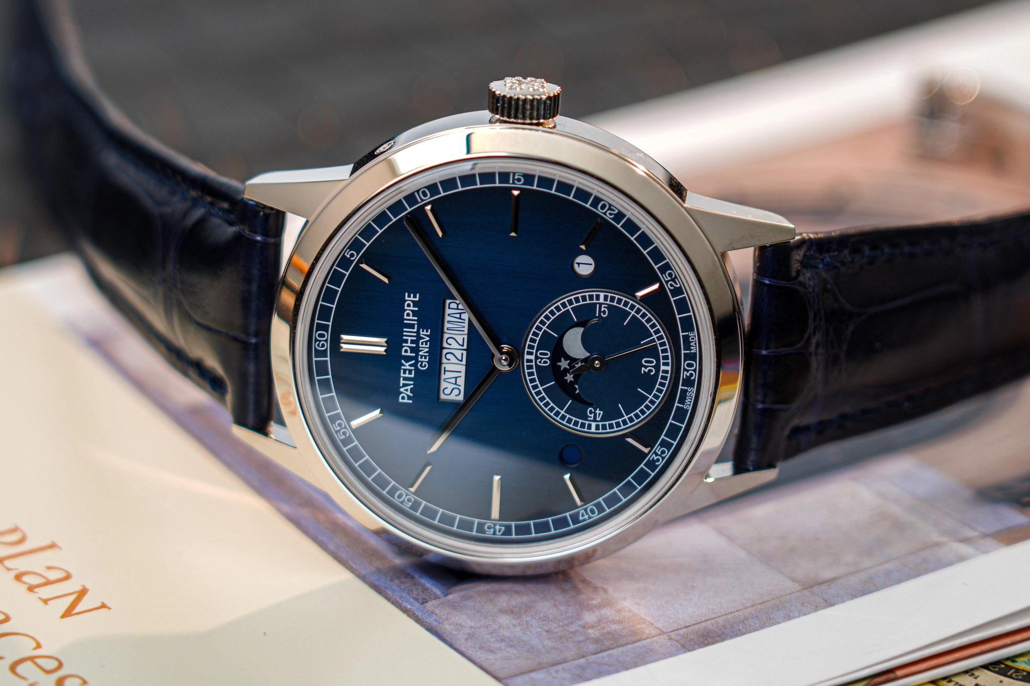 Patek Philippe 5236P: lịch vạn niên hiển thị một dòng: Patek Philippe 5236P với mặt số xanh và bố cục lịch vạn niên một dòng