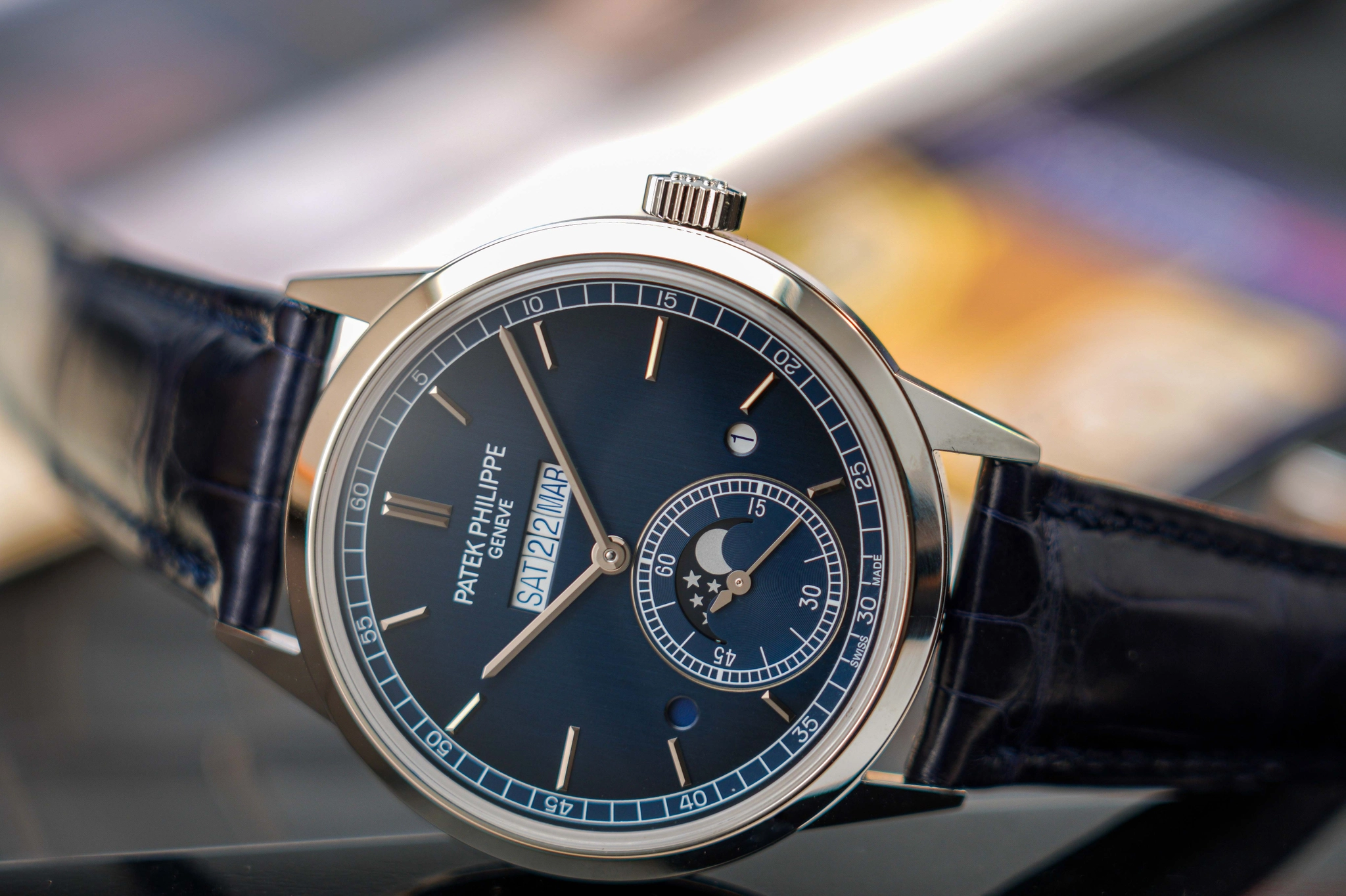 Patek Philippe 5236P: lịch vạn niên hiển thị một dòng: Góc nghiêng của vỏ platinum và mặt số xanh của Patek Philippe 5236P