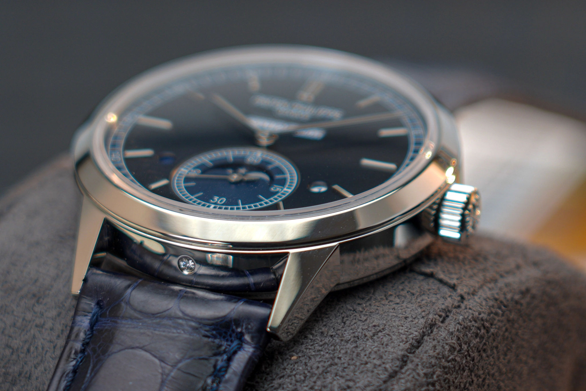 Patek Philippe 5236P: lịch vạn niên hiển thị một dòng: Cận cảnh vành bezel, càng nối dây và mặt số của chiếc 5236P