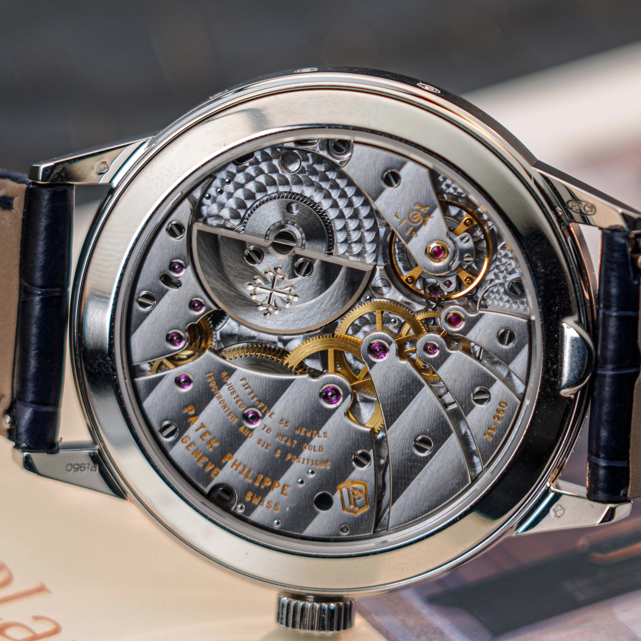 Patek Philippe 5236P: lịch vạn niên hiển thị một dòng: Đáy sapphire quan sát bộ máy lịch vạn niên của chiếc trong tư liệu Gia Bảo