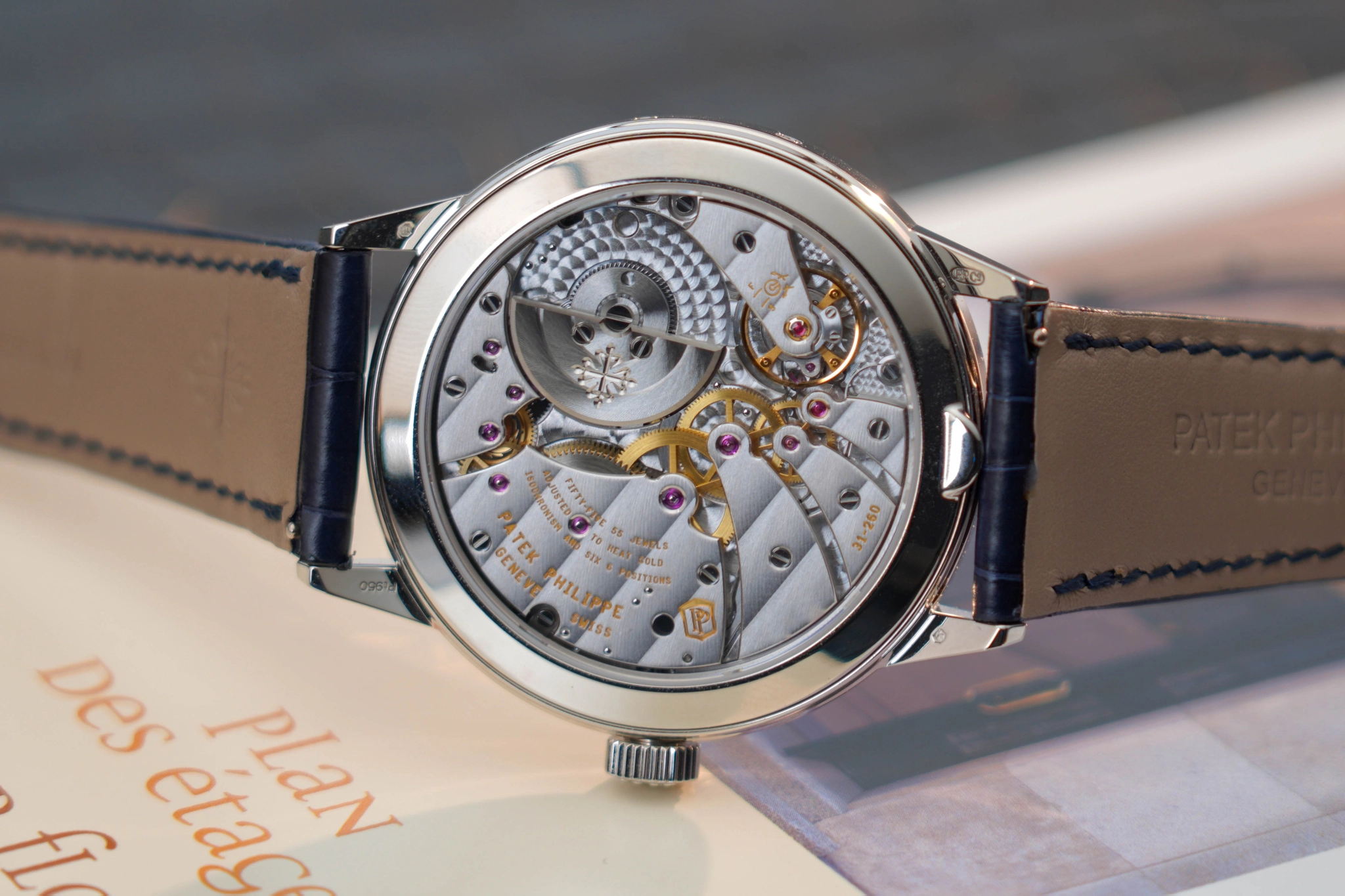Patek Philippe 5236P: lịch vạn niên hiển thị một dòng: Mặt sau Patek Philippe 5236P với calibre 31-260 PS QL