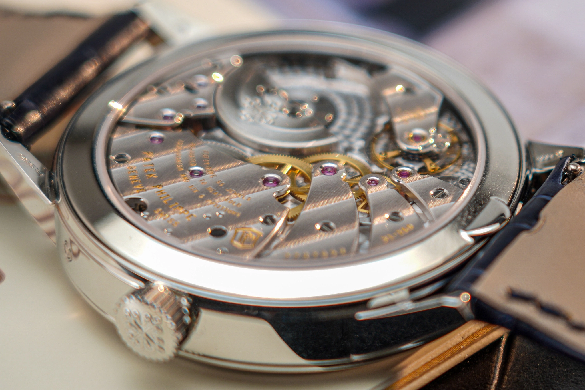 Patek Philippe 5236P: lịch vạn niên hiển thị một dòng: Góc cận cảnh kiến trúc bộ máy và rotor micro-rotor
