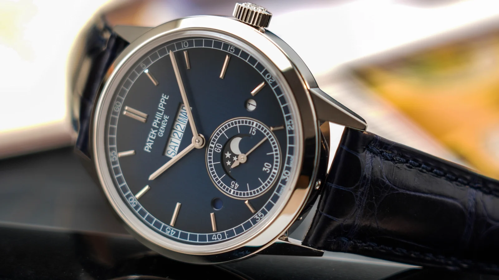 Patek Philippe 5236P: lịch vạn niên hiển thị một dòng