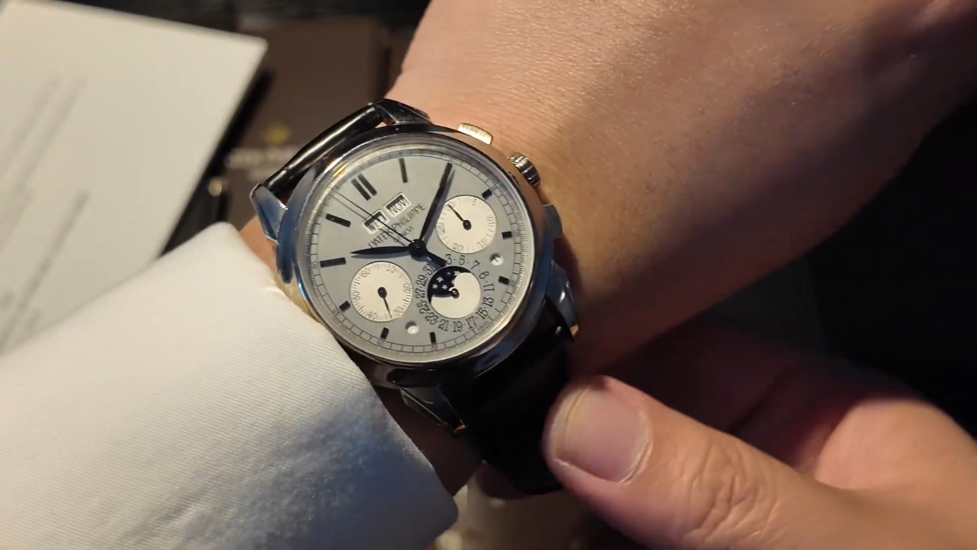 Patek Philippe 5270G-001 đường kính 41 mm trên cổ tay