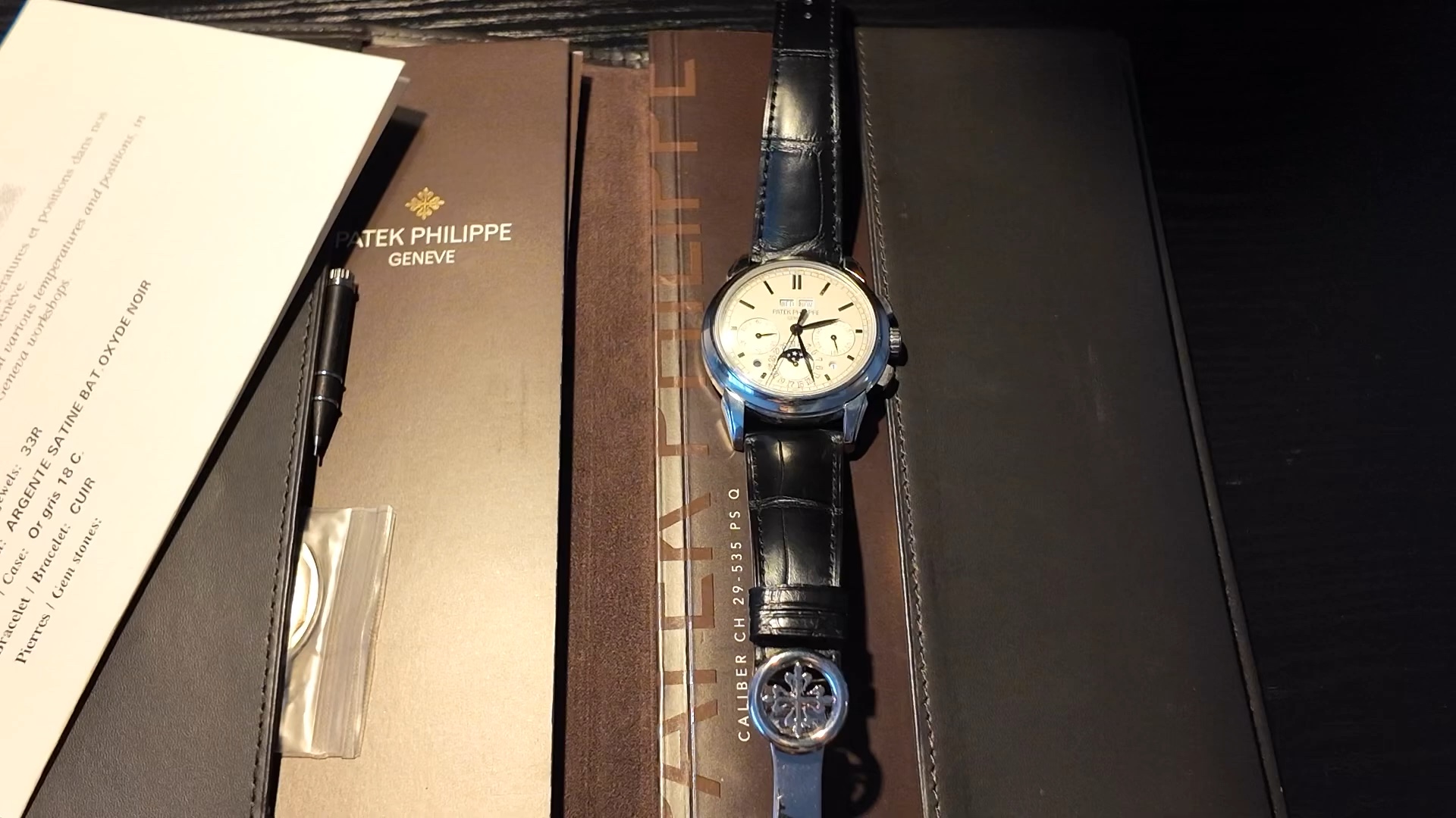 Patek Philippe 5270G-001 cùng nắp đáy đặc và bút chỉnh lịch