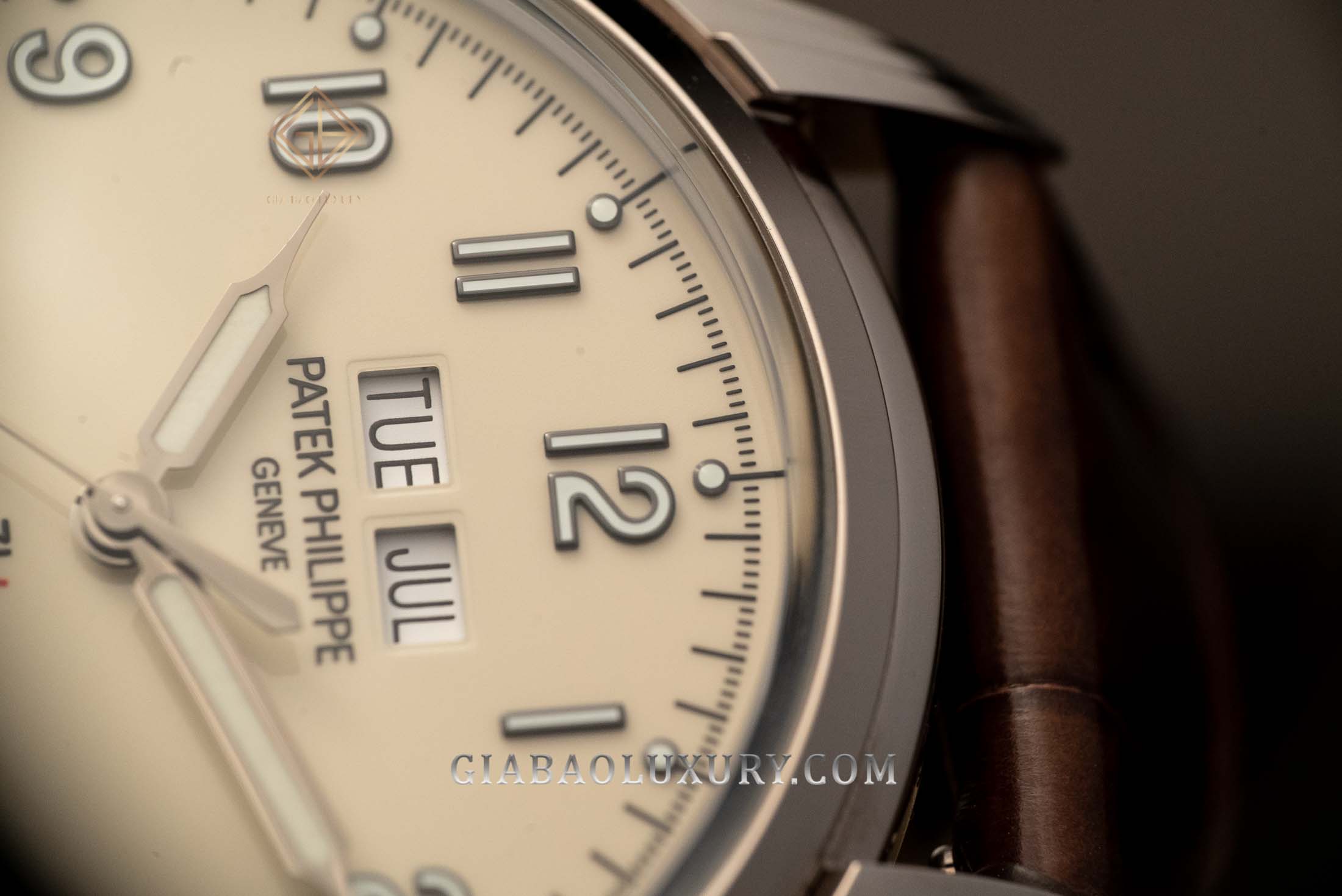Patek Philippe 5320G Perpetual Calendar: hai cửa sổ thứ và tháng trên mặt số 5320G