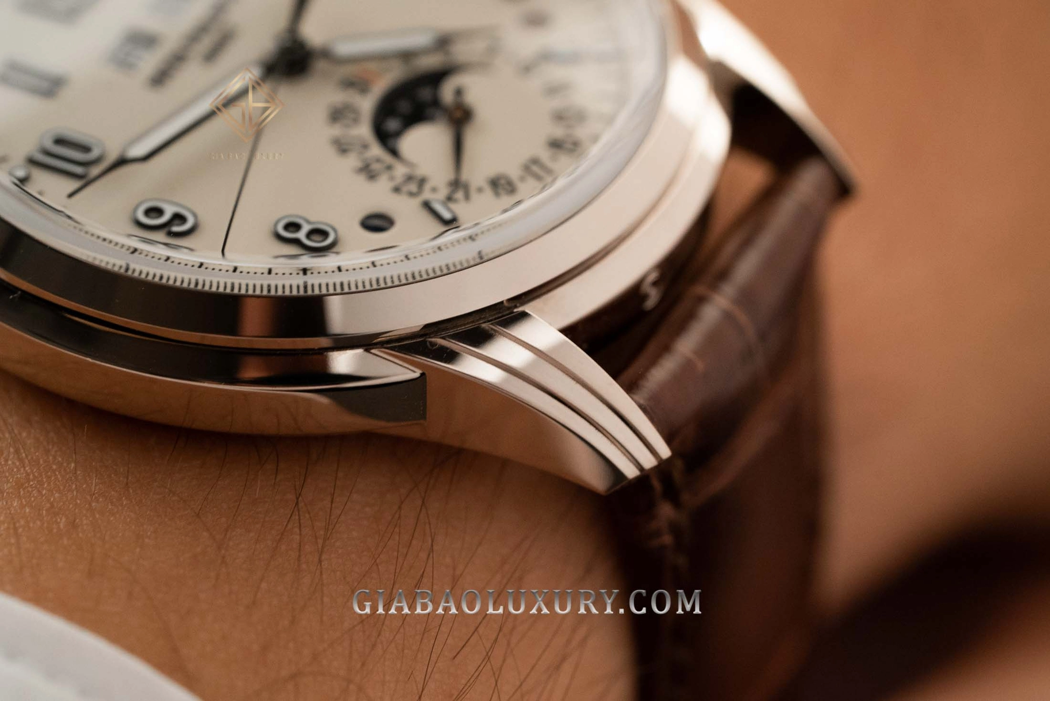 Patek Philippe 5320G Perpetual Calendar: cạnh vỏ và càng ba tầng của Patek Philippe 5320G