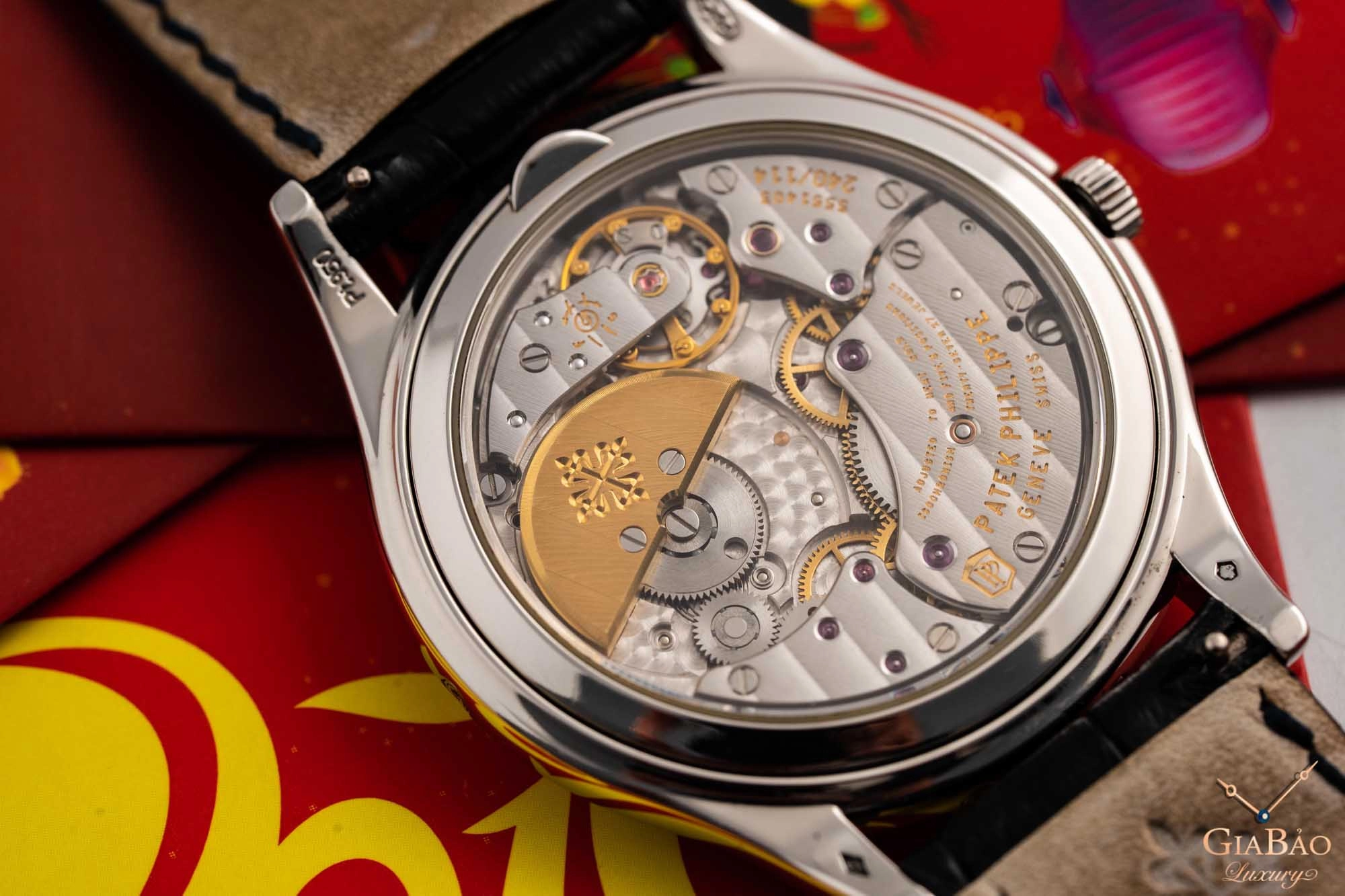 Patek Philippe 5327 và 5140: hai lịch vạn niên: Calibre 240 Q và mini-rotor qua đáy kính