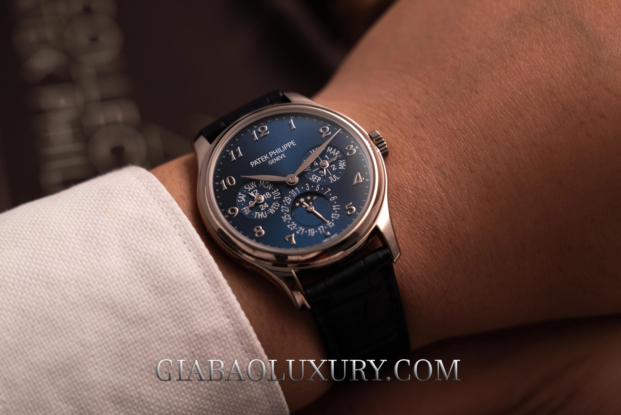 Patek Philippe 5327 và 5140: hai lịch vạn niên: Patek Philippe 5327G trên cổ tay