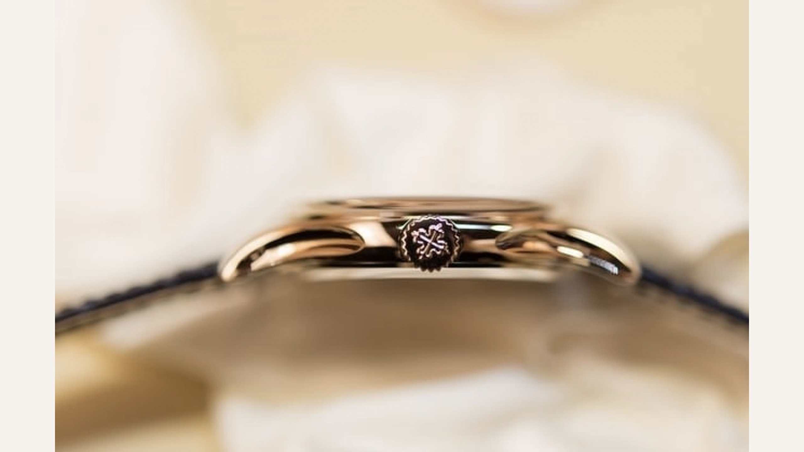 Patek Philippe 5327 và 5140: hai lịch vạn niên: Ba mặt số phụ của lịch vạn niên