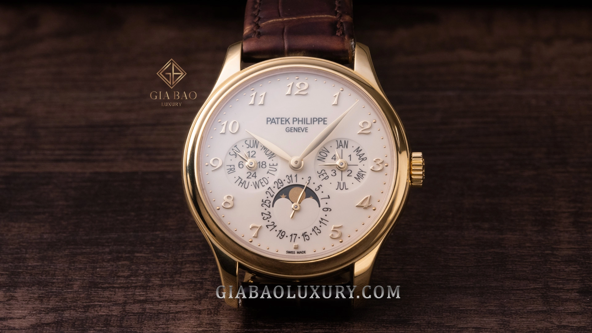Patek Philippe 5327J Perpetual Calendar: Patek Philippe 5327J bằng vàng vàng nhìn chính diện