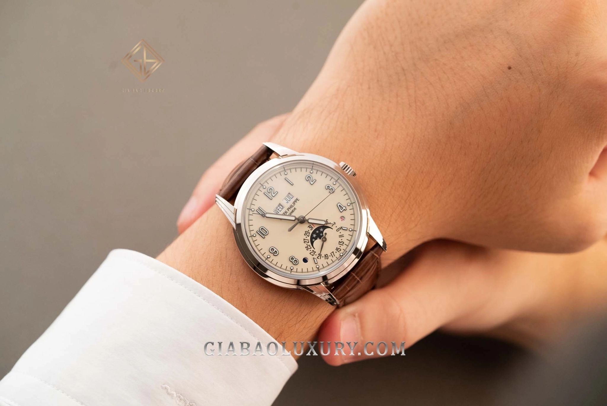 Patek Philippe 5327J Perpetual Calendar: tỷ lệ 39 mm của Patek Philippe 5327J trên cổ tay