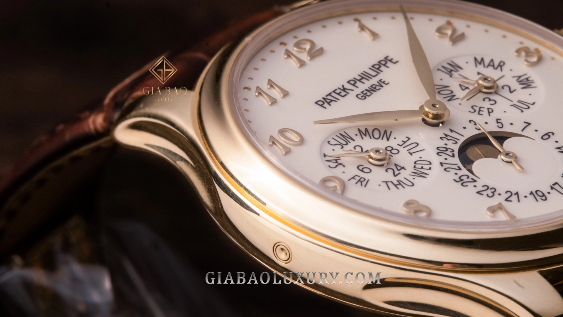 Patek Philippe 5327J Perpetual Calendar: cạnh vỏ và ba mặt số phụ của lịch vạn niên 5327J
