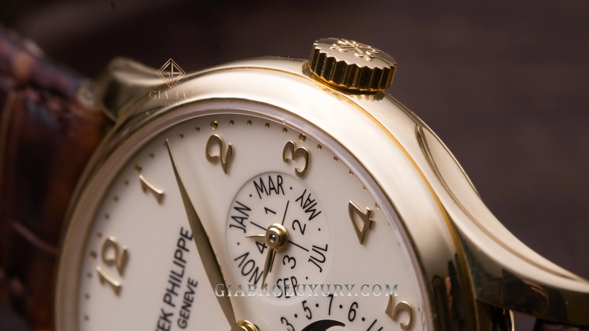 Patek Philippe 5327J Perpetual Calendar: cọc số Breguet và kim lá trên mặt số 5327J