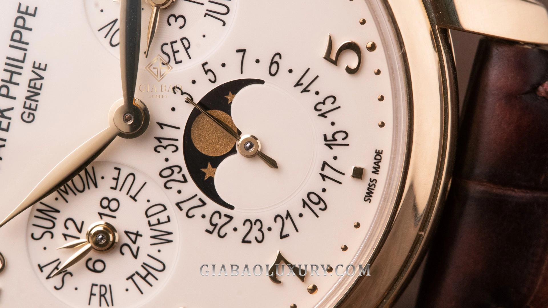 Patek Philippe 5327J Perpetual Calendar: lịch tuần trăng và lịch ngày tại 6 giờ