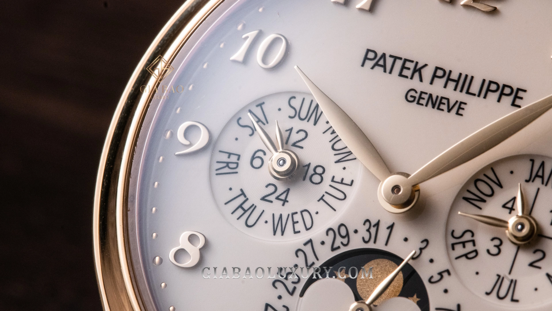 Patek Philippe 5327J Perpetual Calendar: chỉ báo thứ và chu kỳ 24 giờ tại 9 giờ