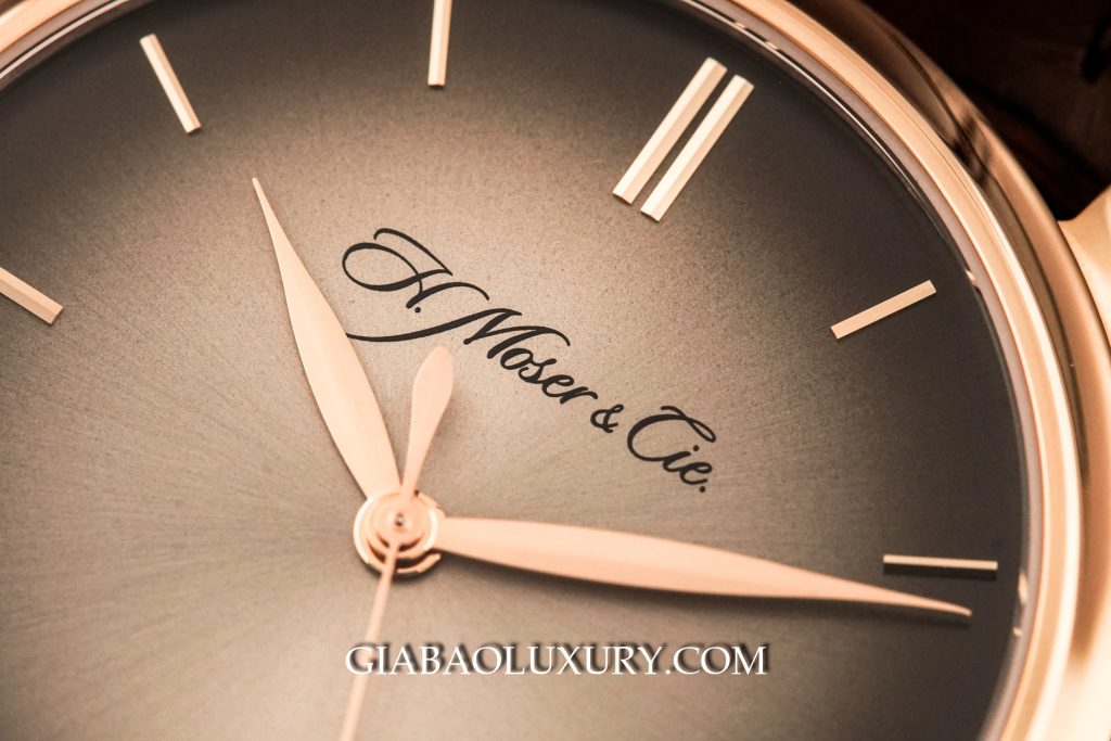 Patek Philippe 5396R và H. Moser Endeavour: hai triết lý: mặt số xám fumé tối giản của H. Moser Endeavour Centre Seconds