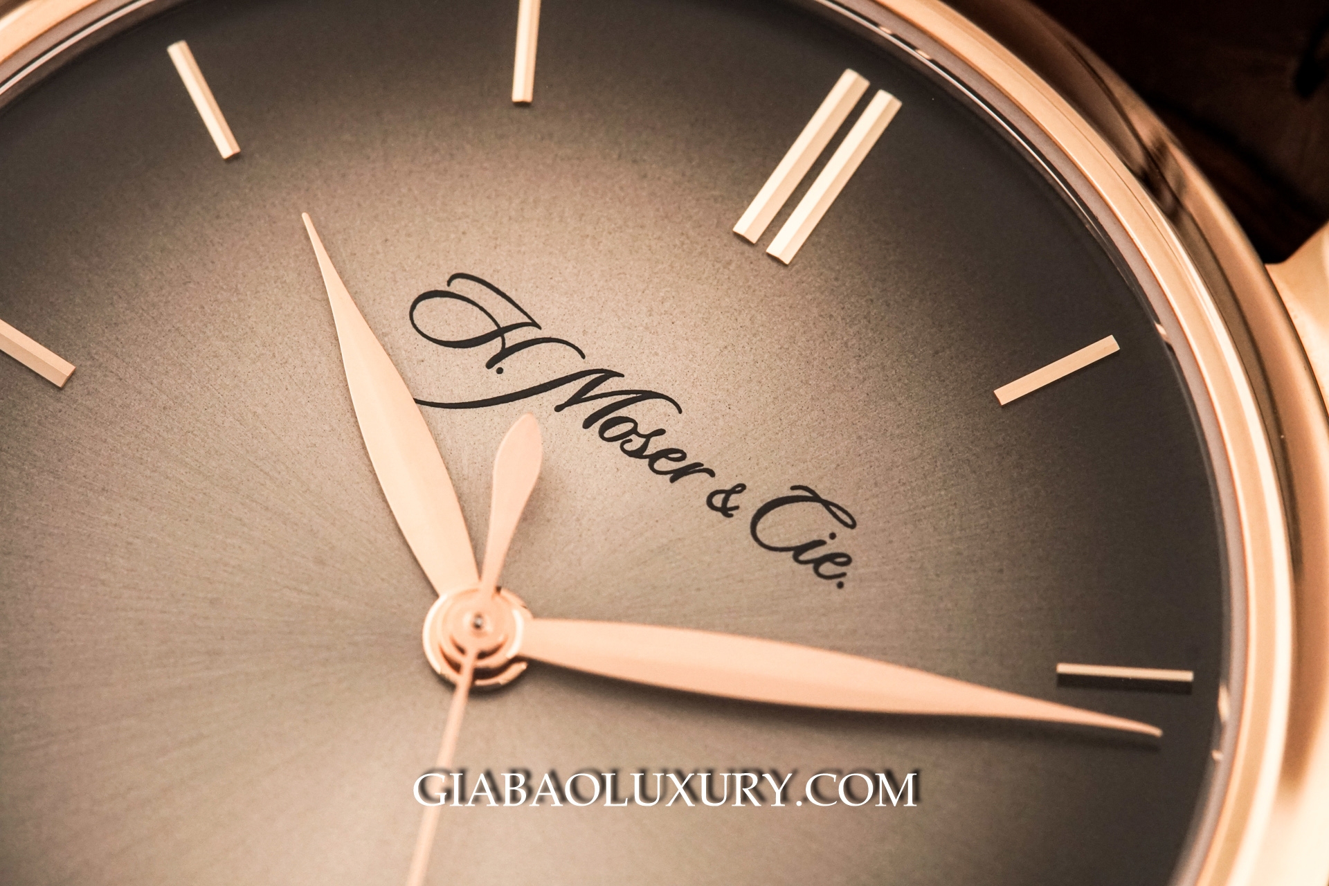 Patek Philippe 5396R và H. Moser Endeavour: hai triết lý: mặt số xám fumé tối giản của H. Moser Endeavour Centre Seconds