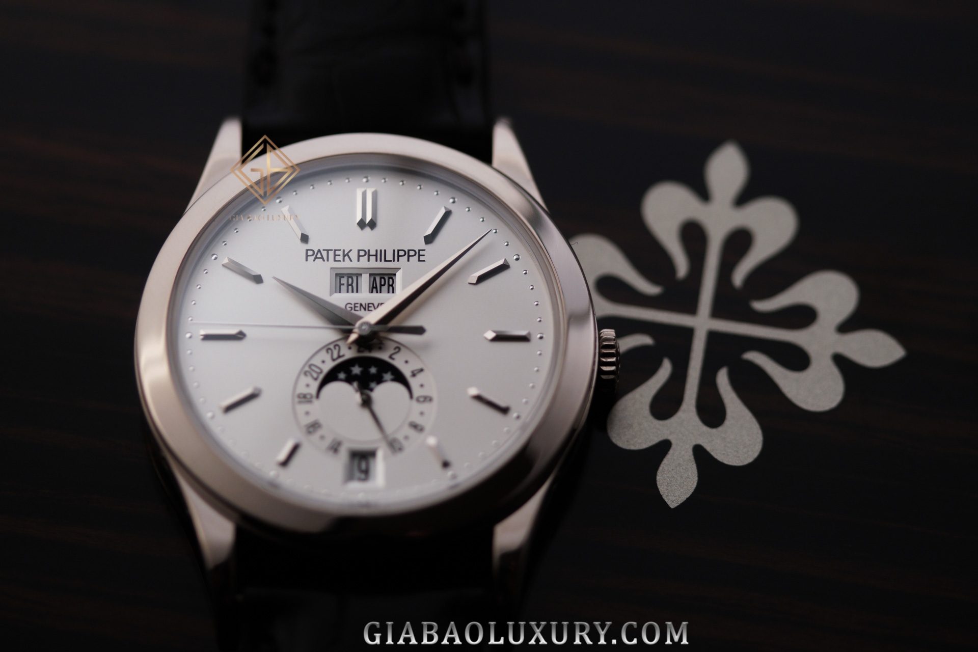 Patek Philippe 5396G: lịch thường niên cổ điển: Patek Philippe 5396G lịch thường niên nhìn chính diện