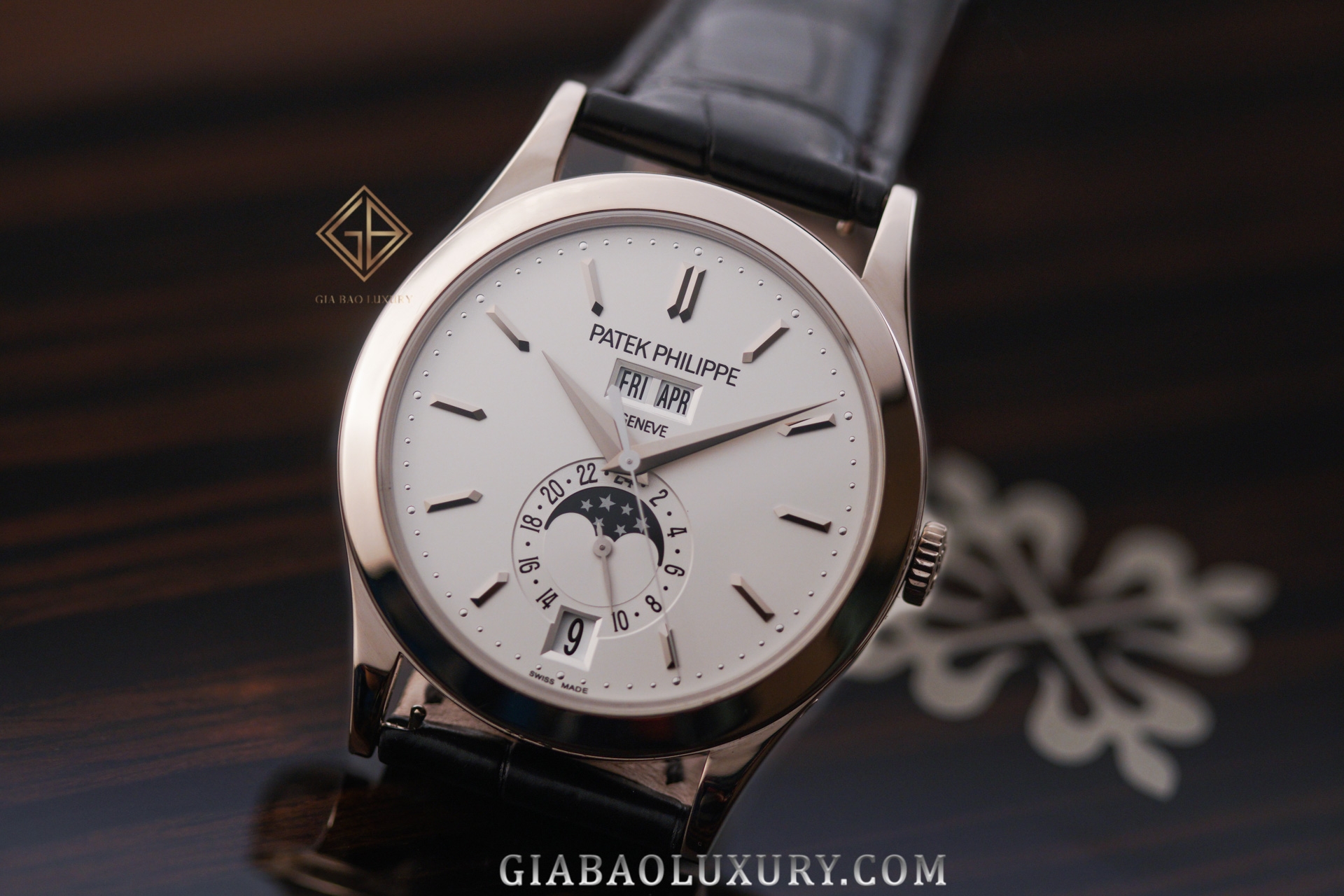 Patek Philippe 5396G: lịch thường niên cổ điển: bố cục hai cửa sổ thứ và tháng của Ref. 5396G